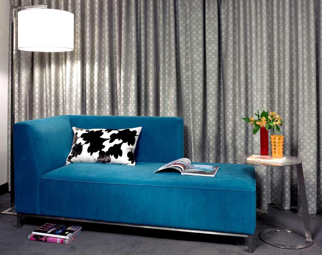 Hotel Murano Такома Номер фото A blue chaise longue